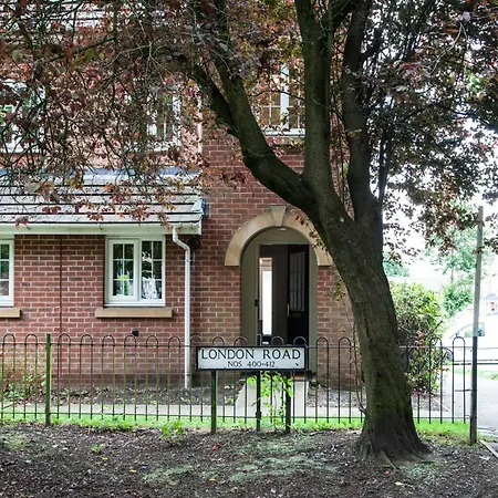 Stylish Quaint Home Hosted By Esongrace Stays In Stoke-On-Trent - Perfect For Families - Contractors - Holiday Makers - Emergency Housing - Professionals Exterior photo