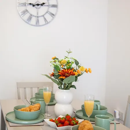 Stylish Quaint Home Hosted By Esongrace Stays In Stoke-On-Trent - Perfect For Families - Contractors - Holiday Makers - Emergency Housing - Professionals Exterior photo