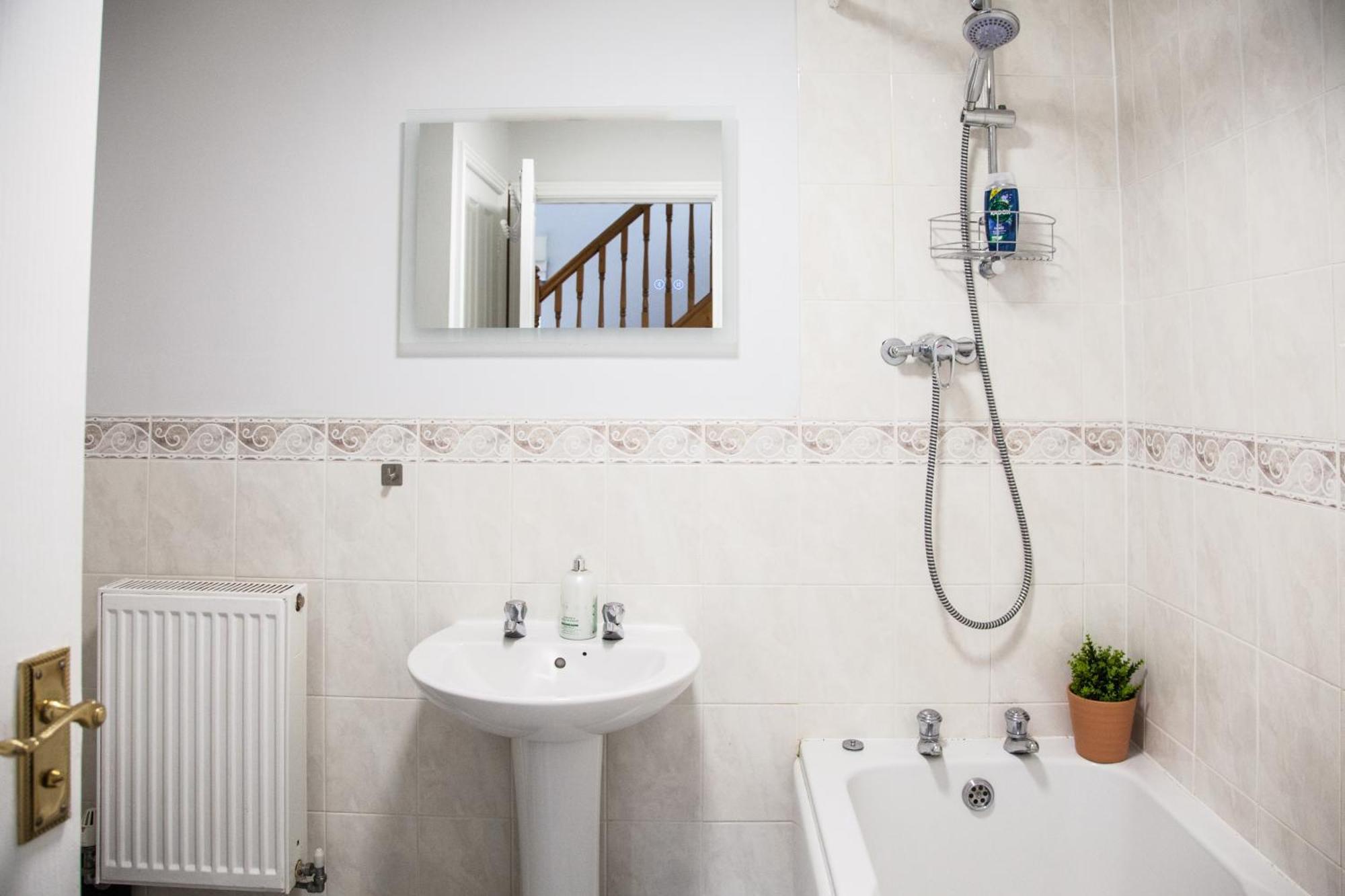 Holiday home Stylish Quaint Hosted By Esongrace In - Perfect For Families - Contractors - Makers - Emergency Housing - Professionals Stoke-on-Trent